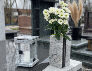 Jak usunąć wosk z nagrobka?